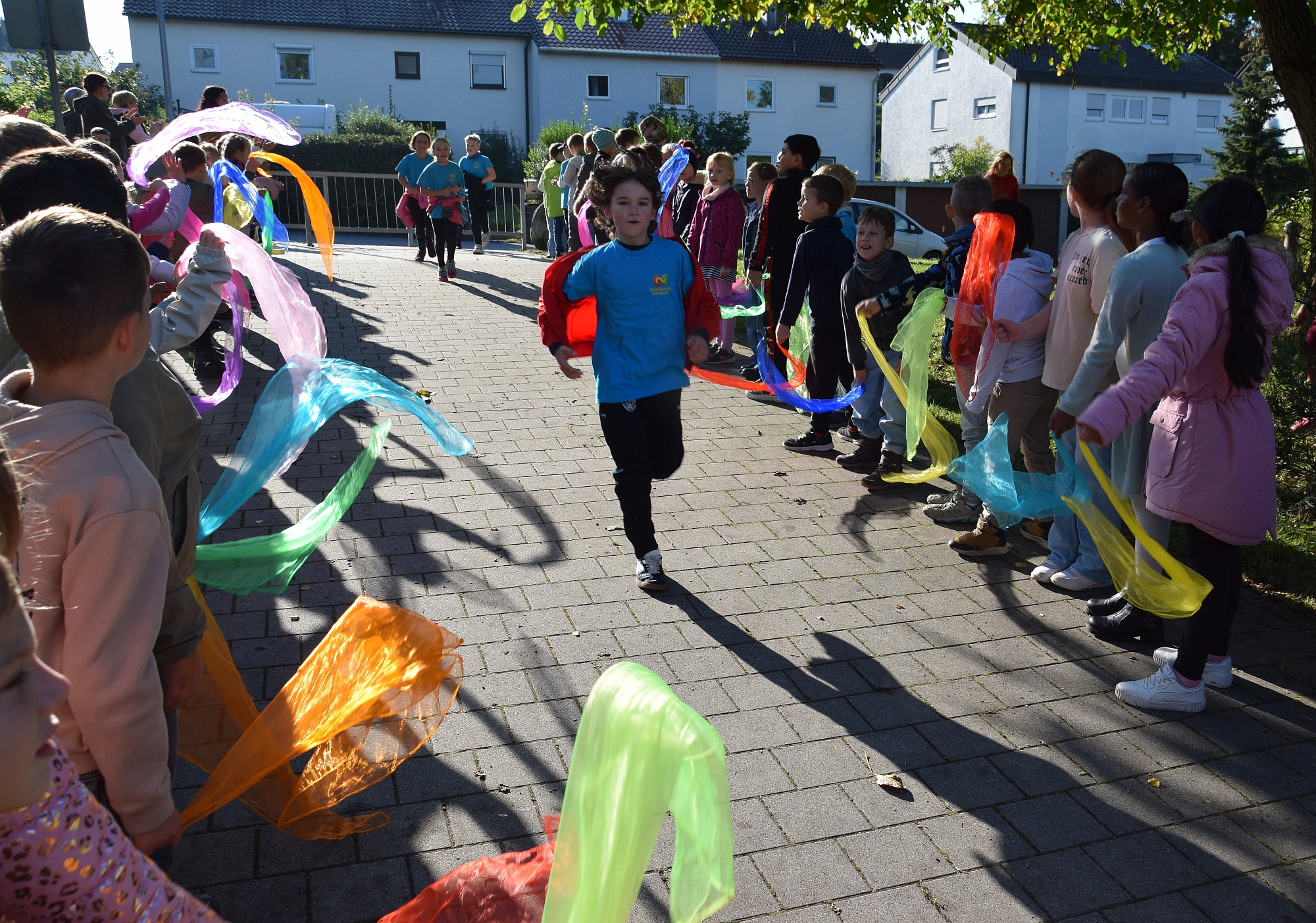 Foto vom Zieleinlauf mit Spalier stehenden Kindern